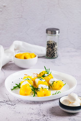 Спелый манго, сыр моцарелла, руккола и семена кунжута на шпажках на тарелке (вертикальный вид) - Elena Rui