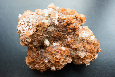 Крупный план натурального коричневого арагонитового камня на черном фоне - vale
