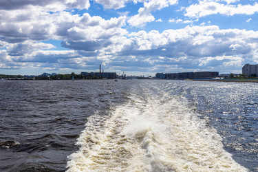 След, оставленный движущейся лодкой на воде реки Невы - vale