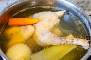 Куриный суп варится с овощами в кастрюле - vale