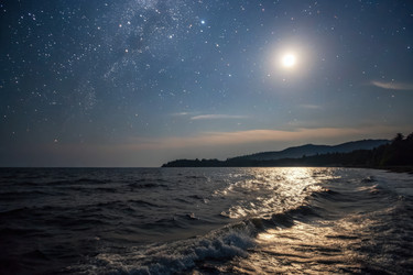 Лунная ночь на море с мерцающими отражениями. Генеративный ИИ - RomanZ
