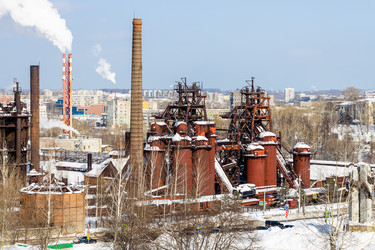 Вид сверху на город Нижний Тагил с металлургическим заводом - vale