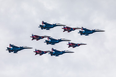 Клин реактивных самолетов истребителей Су-30 и МиГ-29 цветов флага России на параде 9 мая в Москве - Xandery