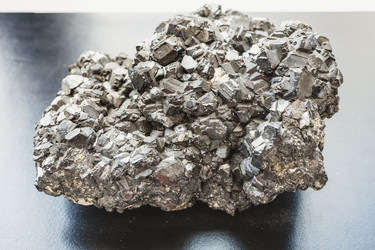 Крупный план натуральной галенитовой породы на черном фоне - vale