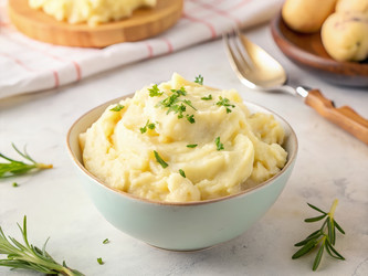 Сливочное картофельное пюре, украшенное зеленью, подается на легкой поверхности. Генеративный ИИ - RomanZ