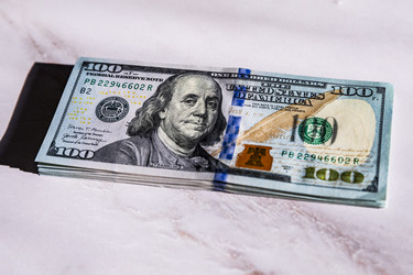 Новые стодолларовые банкноты доллара США крупным планом - Xandery