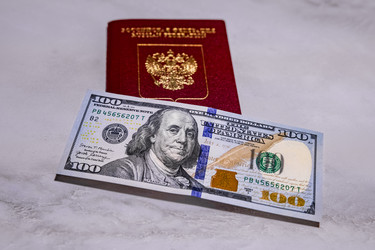 Российский загранпаспорт и стодолларовые купюры США - Xandery