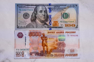 Банкноты 5000 рублей и 100 долларов США на светлом фоне - Xandery