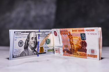 Банкноты 5000 рублей и 100 долларов США на светлом фоне - Xandery