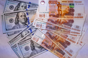 Банкноты 5000 рублей и 100 долларов США на светлом фоне - Xandery