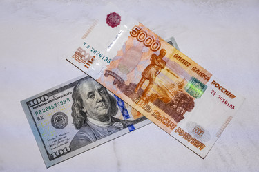 Банкноты 5000 рублей и 100 долларов США на светлом фоне - Xandery