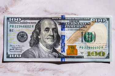 Новые стодолларовые банкноты доллара США крупным планом - Xandery