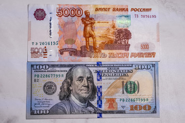 Банкноты 5000 рублей и 100 долларов США на светлом фоне - Xandery