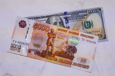 Банкноты 5000 рублей и 100 долларов США на светлом фоне - Xandery