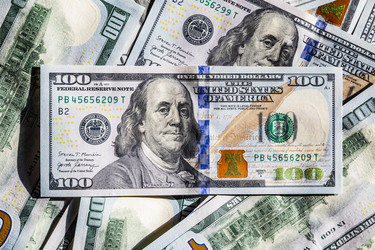 Новые стодолларовые банкноты доллара США крупным планом - Xandery