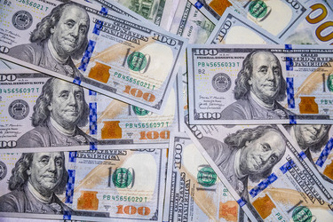 Новые стодолларовые банкноты доллара США крупным планом - Xandery