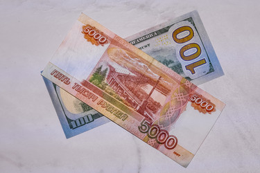 Банкноты 5000 рублей и 100 долларов США на светлом фоне - Xandery