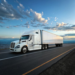 Грузовик Freightliner на шоссе на фоне живописного пейзажа. Генеративный ИИ - RomanZ