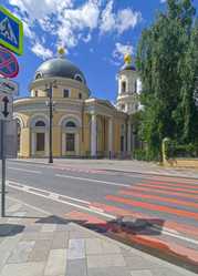Храм иконы Божией Матери "Всех скорбящих Радость" на улице Большая Ордынка, Москва. Россия. Солнечный день в конце июня - Wombat