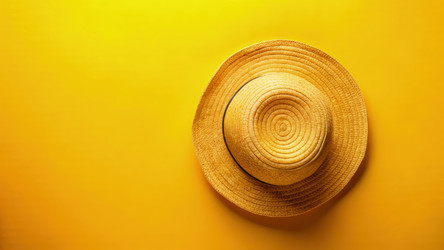 Соломенная шляпа, лежащая на ярко-желтой поверхности (вид сверху). Генеративный ИИ - RomanZ