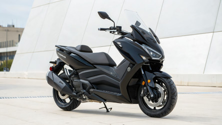 Самокат Yamaha TMAX Black Rz Standard Scale для активного отдыха на природе. Генеративный ИИ - RomanZ