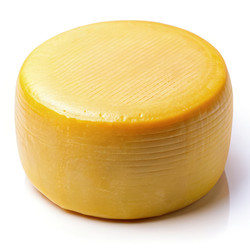 Круглый желтый сыр на белом фоне для любителей молочных продуктов. Генеративный ИИ - RomanZ
