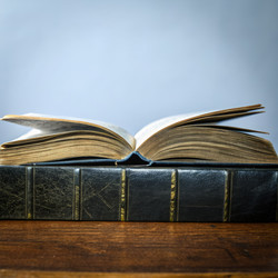 Открытая книга демонстрирует стандартный масштаб печатного текста. Генеративный ИИ - RomanZ