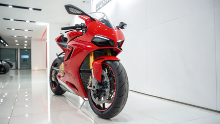 Мотоцикл Ducati Panigale в эффектном красном цвете, выставленный в помещении. Генеративный искусственный интеллект - RomanZ