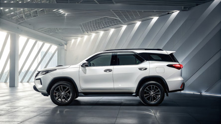 Представлен новый Fortuner с элегантным дизайном в ярком окружении. Генеративный ИИ - RomanZ