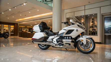 Экскурсия на мотоцикле Honda Goldwing с коробкой передач DCT в современном выставочном зале. Генеративный искусственный интеллект - RomanZ