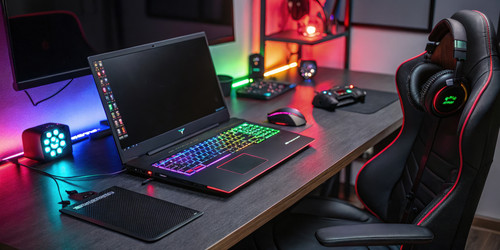 Игровой ноутбук стоит на стильном деревянном столе рядом с игровым креслом с высокой спинкой - RomanZ