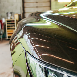 Коррекция лакокрасочного покрытия автомобиля при естественном освещении в условиях мастерской. Генеративный искусственный интеллект - RomanZ