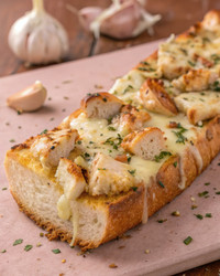 Чесночный хлеб с курицей и сыром, приготовленный на деревянной поверхности. Генеративный искусственный интеллект - RomanZ