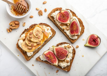 Вкусный тост из цельнозернового хлеба со свежим инжиром и бананами. Генеративный искусственный интеллект - RomanZ