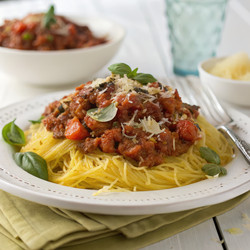 Запеченная тыква спагетти с пикантным мясным соусом. Генеративный ИИ - RomanZ