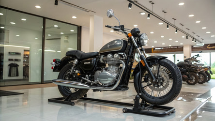 Мотоцикл Royal Motorcycle представлен в современном выставочном зале. Генеративный искусственный интеллект - RomanZ