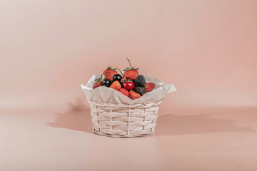 Свежая клубника, вишня и ежевика в корзине. Генеративный искусственный интеллект - RomanZ