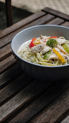 Вкусное блюдо из пасты, поданное в стильной миске на деревянном столе. Генеративный искусственный интеллект - RomanZ