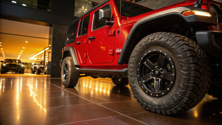 Внимательно рассмотрите красный Jeep Wrangler со стандартными шинами. Генеративный искусственный интеллект - RomanZ