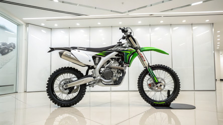 Новый мотоцикл Kawasaki с оригинальной стандартной подвеской. Генеративный искусственный интеллект - RomanZ