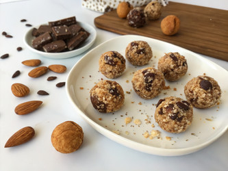 Вкусные энергетические батончики Almond Joy на чистой поверхности. Генеративный искусственный интеллект - RomanZ