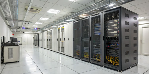Центр обработки данных и серверная комната со стандартным масштабированием. Генеративный ИИ - RomanZ