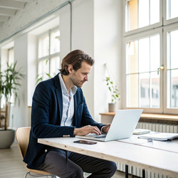 Богатый, умный человек работает за современным офисным столом. Генеративный ИИ - RomanZ