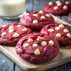 Вкуснейшее печенье «Красный бархат» с белым шоколадом на деревянной доске. Генеративный искусственный интеллект - RomanZ