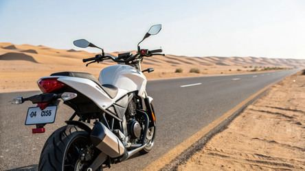 Мотоцикл Suzuki припаркован вдоль пустынной дороги под ярким солнечным светом. Генеративный искусственный интеллект - RomanZ