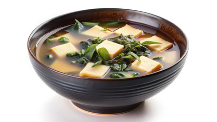 Вкусный мисо-суп с тофу и водорослями на белом фоне. Генеративный ИИ - RomanZ