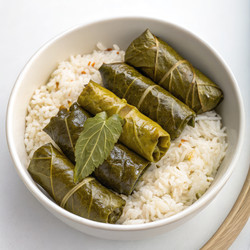 Вкусные виноградные листья, фаршированные рисом, подаются в миске. Генеративный искусственный интеллект - RomanZ