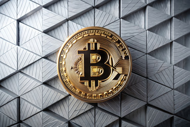 Создание биткоина на черной геометрической каменной подставке. Генеративный ИИ - RomanZ