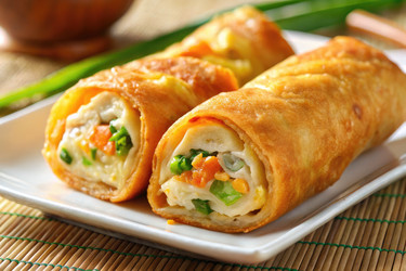Вкусные и хрустящие яичные рулетики, подаваемые на белой тарелке. Генеративный искусственный интеллект - RomanZ