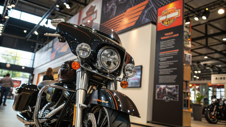 В выставочном зале представлена масштабная модель мотоцикла Harley Davidson. Генеративный искусственный интеллект - RomanZ